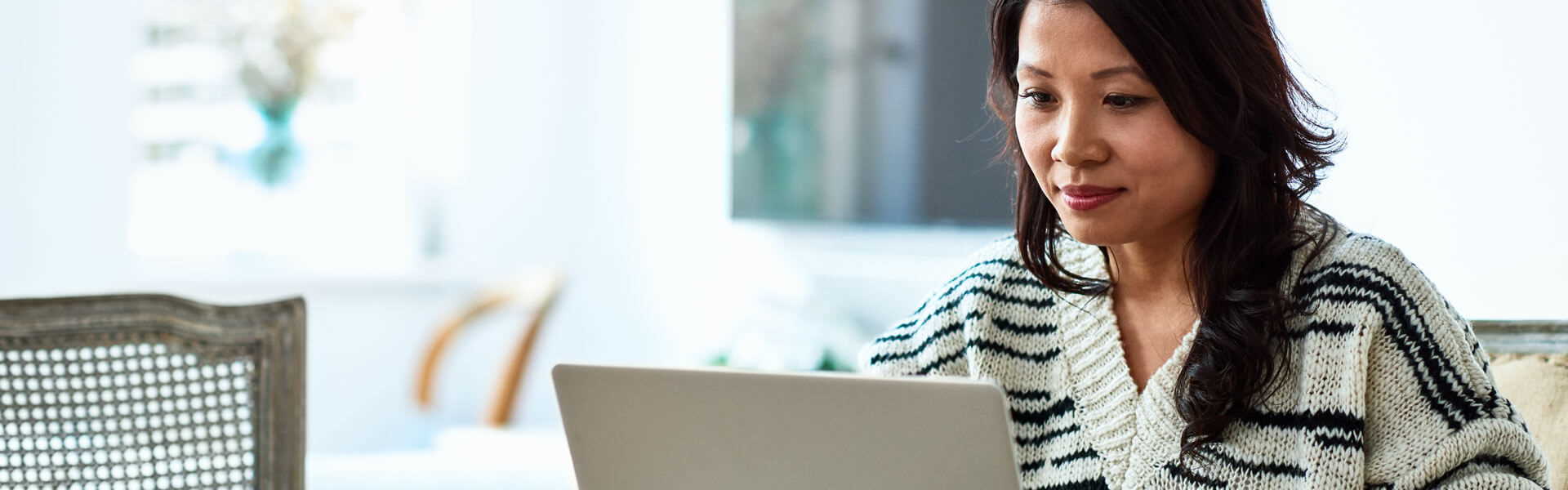 woman-looking-at-laptop
