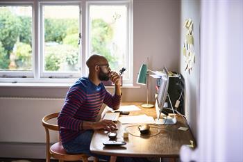 man-on-laptop-at-home man-on-laptop-at-home