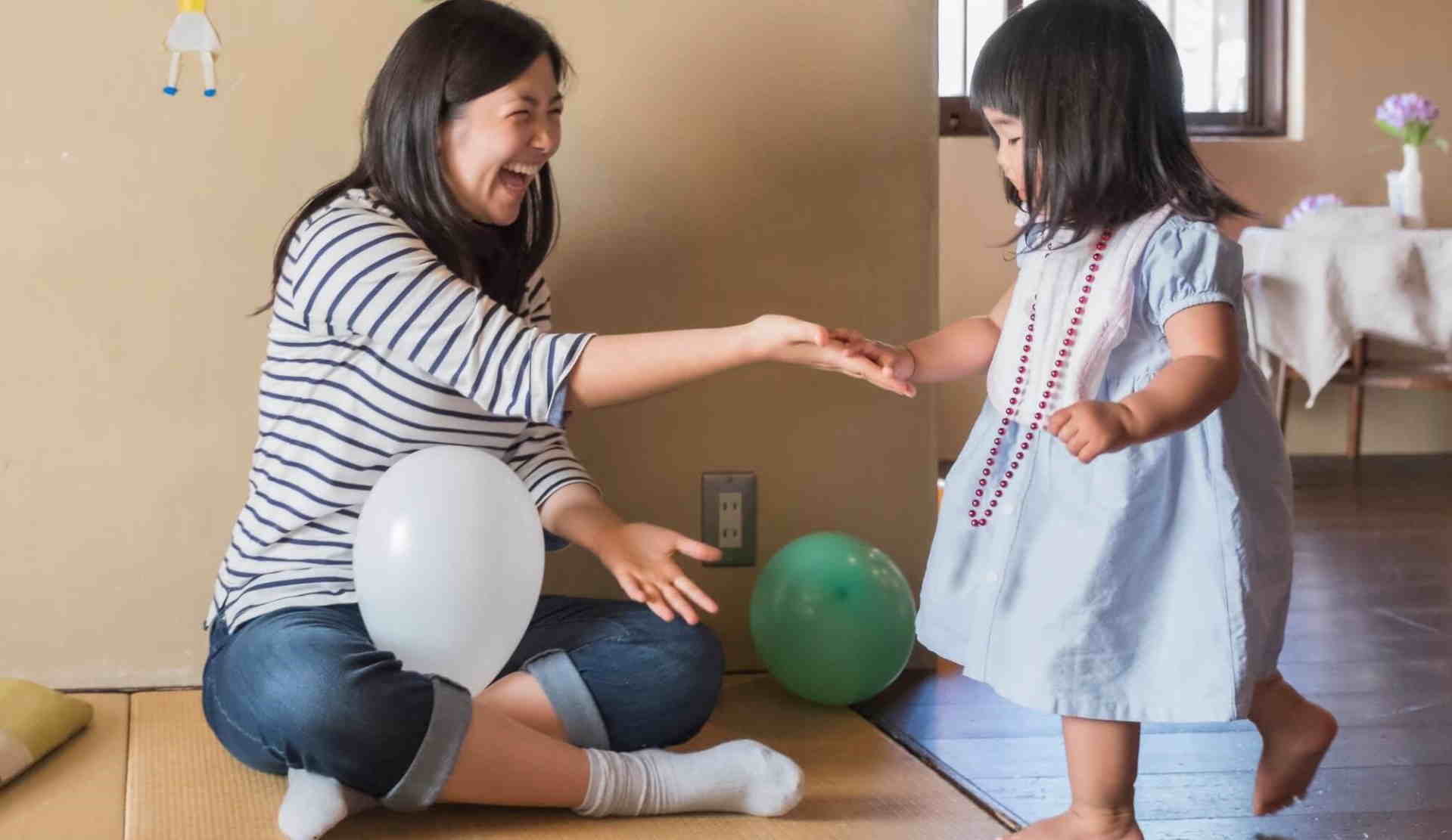 mom-and-daughter-playing-with-balloons